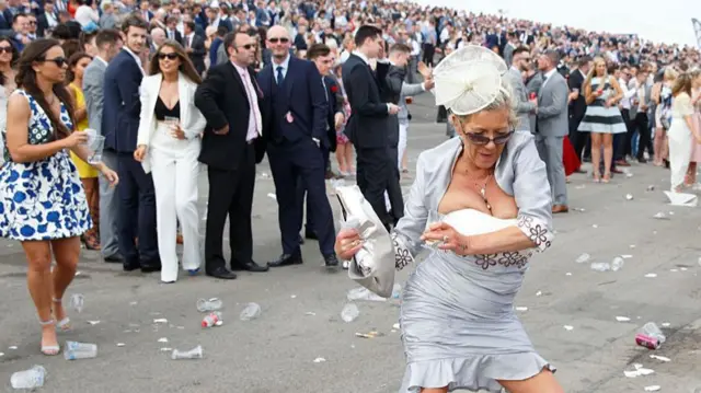 Lady dances at Aintree