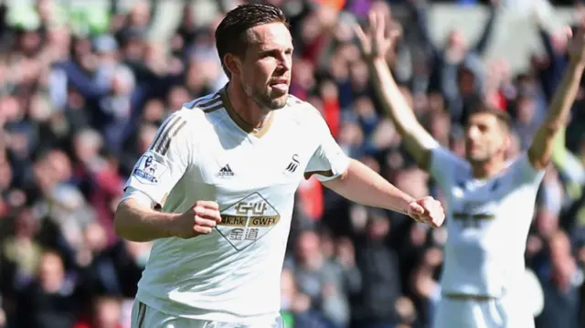 Gylfi Sigurdsson celebrates