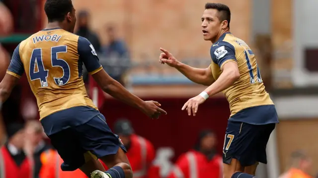 Alexis Sanchez celebrates