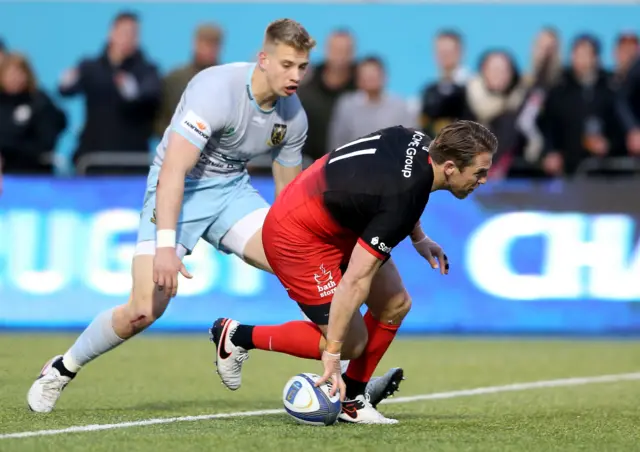 Chris Wyles scores a try for Saracens