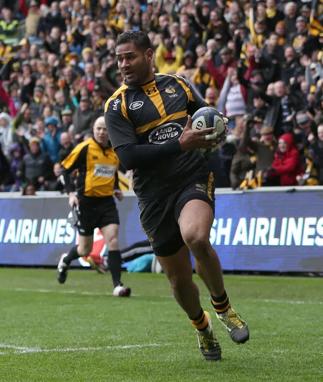 Frank Halai scores a try for Wasps