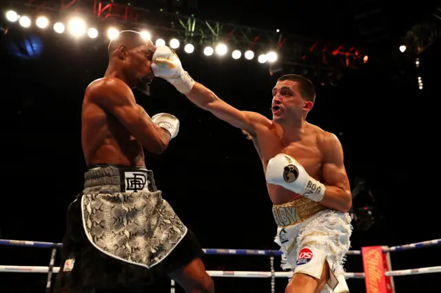 Selby right hand in world title defence against Hunter