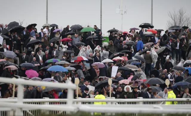 Aintree crowd