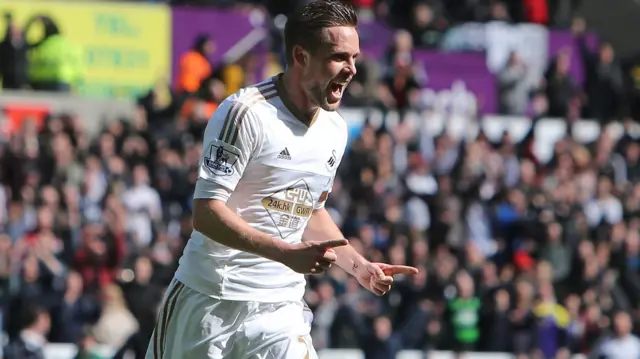 Gylfi Sigurdsson celebrates