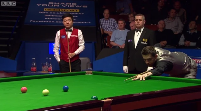 Selby misses the green