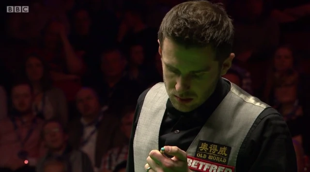 Mark Selby checks his tip