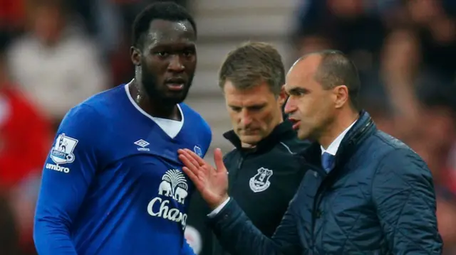 Roberto Martinez talks to Romelu Lukaku