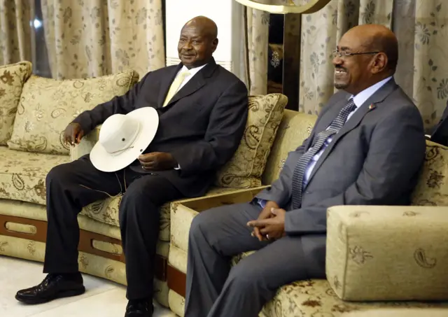 President Yoweri Museveni (L) and Sudan's President Omar al-Bashir (R)