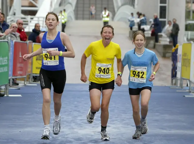 Jane Tomlinson running with her daughters Rebecca (number 942) and Suzanne (number 941)