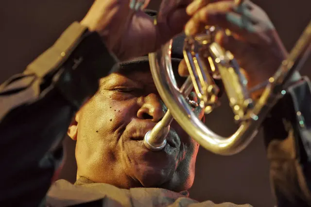 Hugh Masekela performs during the Sawa Sawa festival 02 June 2007 at the Aboretum gardens in Nairobi