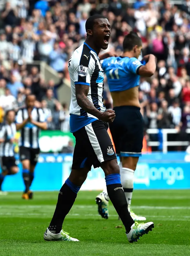 Georginio Wijnaldum celebrates