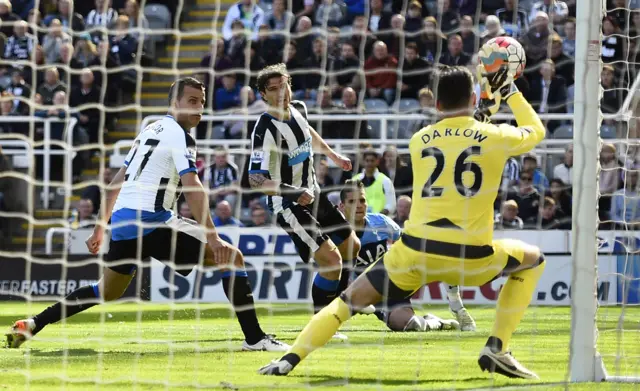 Erik Lamela scores