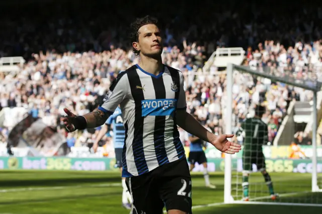 Daryl Janmaat celebrates