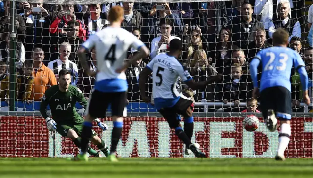 Georginio Wijnaldum scores