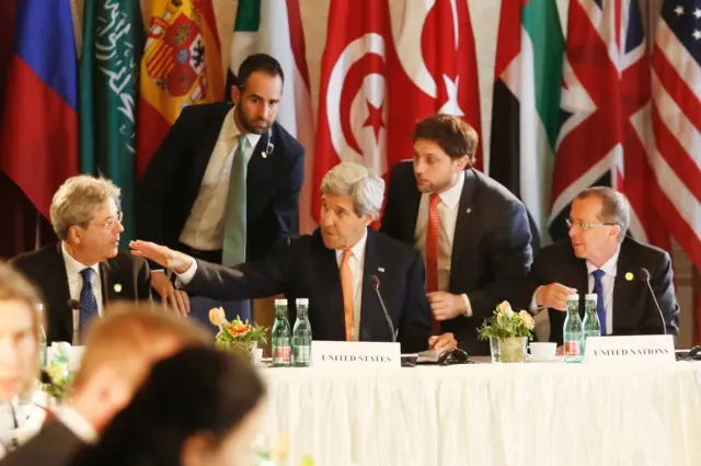 US Secretary of State John Kerry (C), Italian Foreign Minister Paolo Gentiloni (L) and UN Special envoy for Libya Martin Kobler (R)