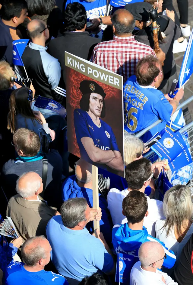 Fan holding Richard III sign