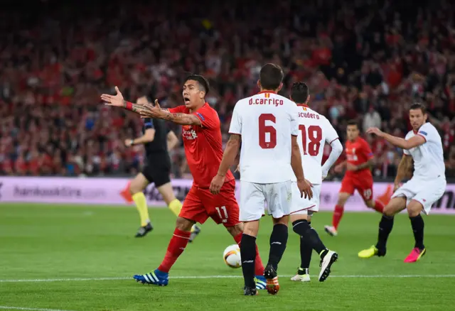 Roberto Firmino appeals for handball