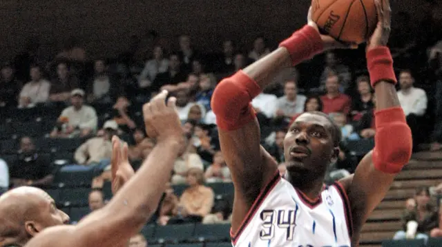 Hakeem Olujawon playing basketball