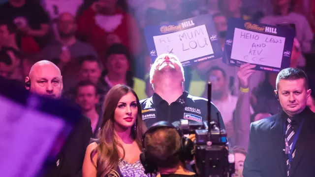 Raymond van Barneveld walk-on