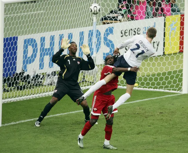 Peter Crouch uses Sancho's dreadlocks for extra air