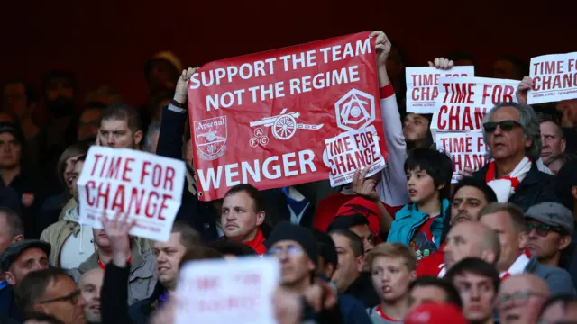 Arsenal protests against Arsene Wenger