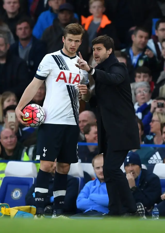 Mauricio Pochettino speaks to his players