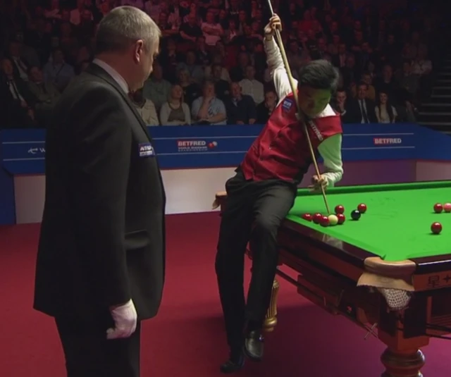 Ding Junhui at the table