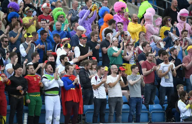 England fans cheers batsman