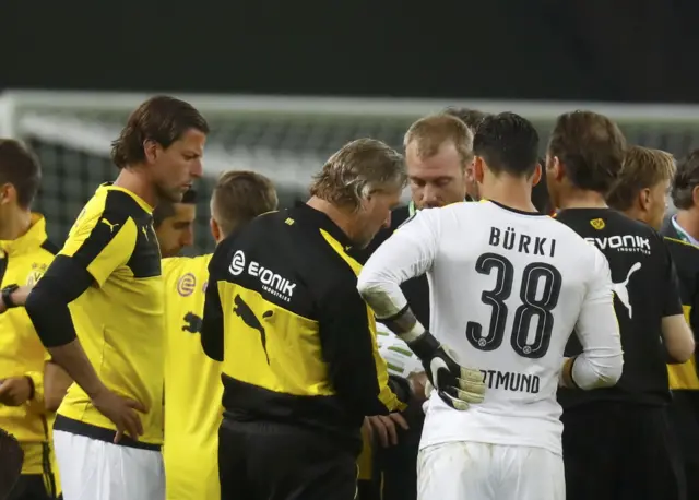 Borussia Dortmund"s goalkeeper coach Teddy de Beer, goalkeepers Roman Burki and Roman Weidenfeller talk before penalties