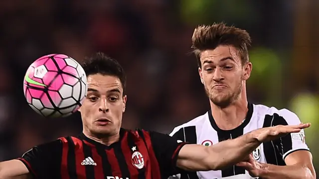 Giacomo Bonaventura (L) with Juventus Daniele Rugani