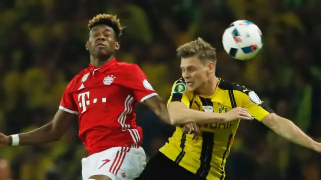 David Alaba (L) and Dortmund"s Polish defender Lukasz Piszczek