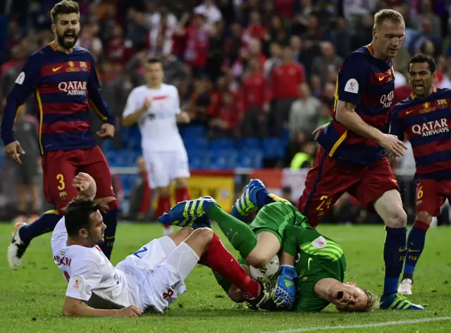 Iborra fouls Marc-Andre ter Stegen