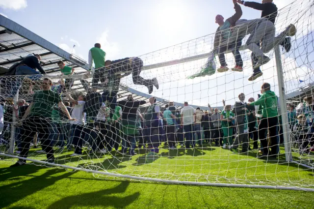 Hibs fans break the goalpost at Hampden