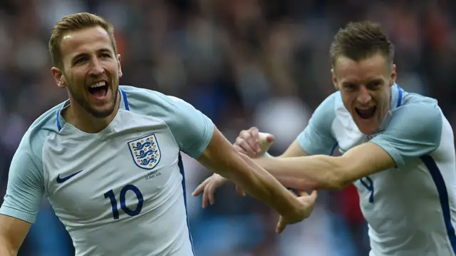 Harry Kane and Jamie Vardy celebrate