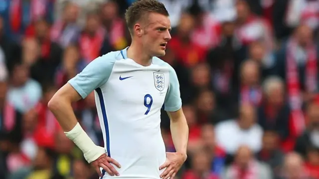 Jamie Vardy looks dejected