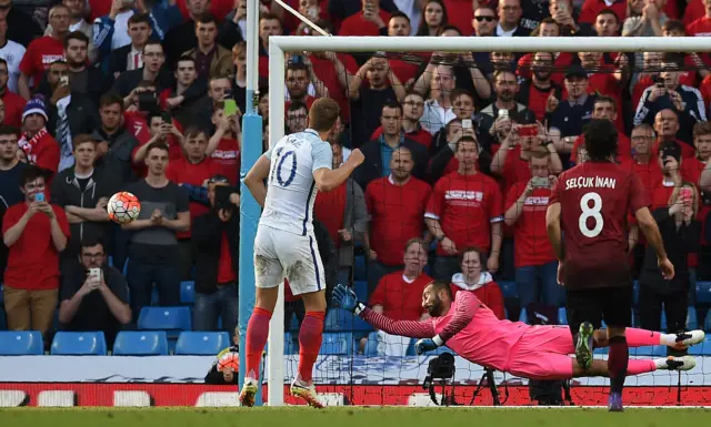 Harry Kane puts a penalty wide