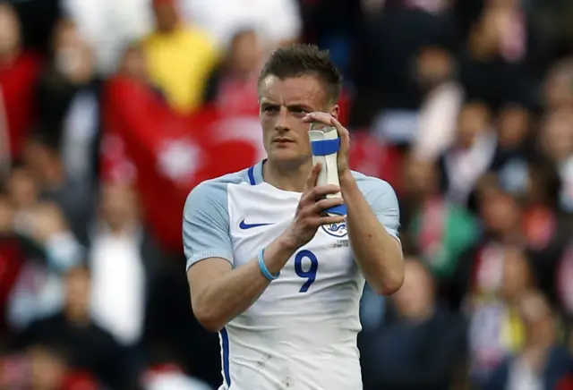 Jamie Vardy applauds fans