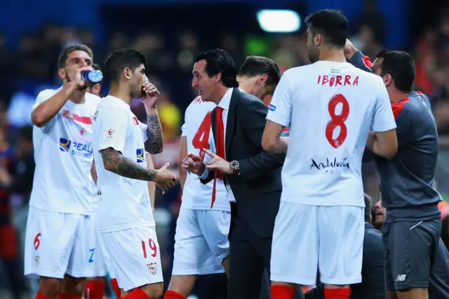 Unai Emery talks to his players