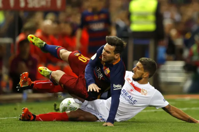 Daniel Carrico fouls Lionel Messi