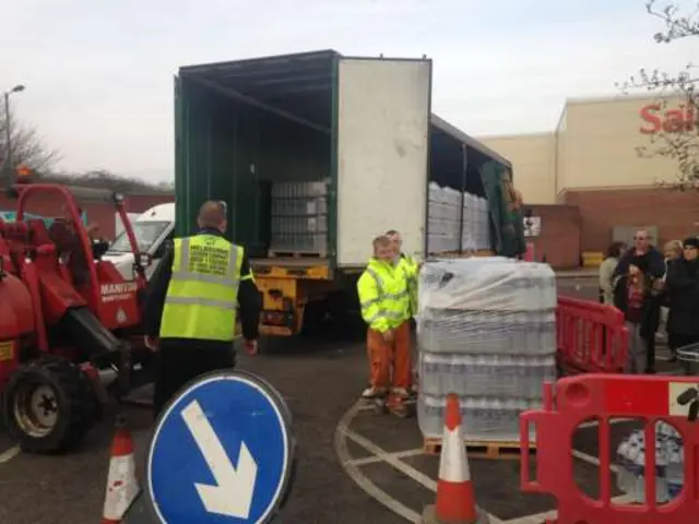 Swadlincote water handout