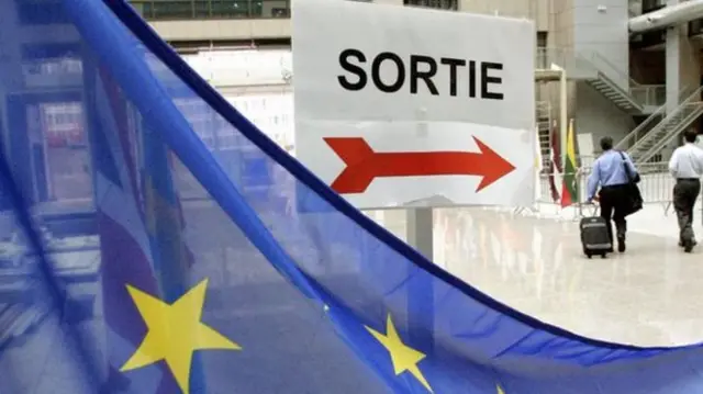 EU flag beside 'sorte' sign