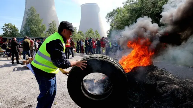 Workers create blockage outside a nuclear power plant in Nogent-sur-Marne on 26 May 2016