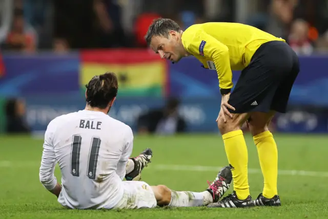 Mark Clattenburg speaks with Real Madrid's Gareth Bale