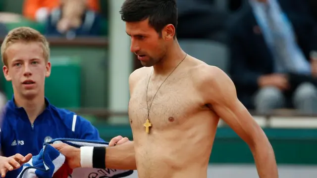 Novak Djokovic changes his shirt