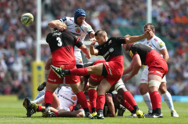 Richard Wigglesworth kicks the ball up field for Saracens