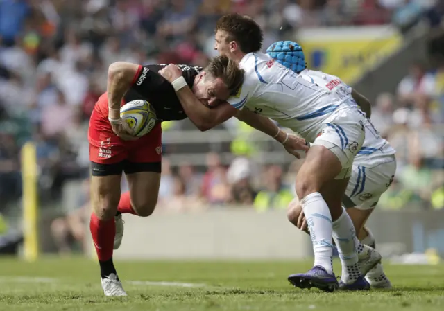 Saracens' Chris Wyles escapes a tackle from Exeter's Henry Slade