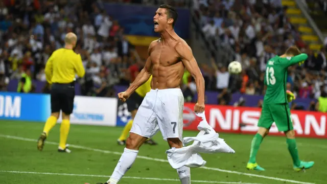 Cristiano Ronaldo celebrates