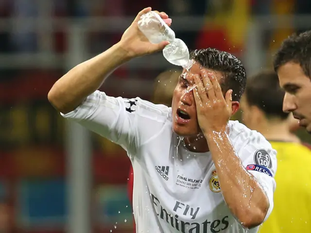 Cristiano Ronaldo pours water on his face