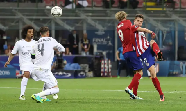 Saul Niguez shoots