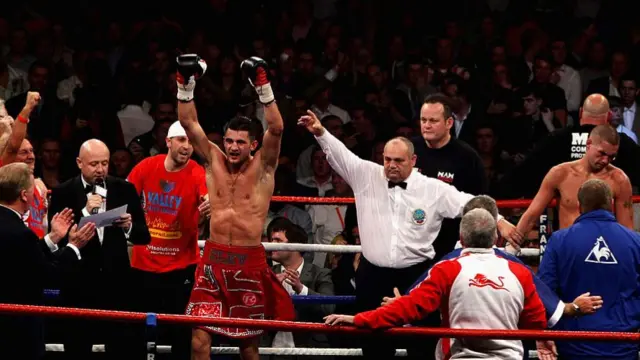 Cleverly beats Bellew in 2011